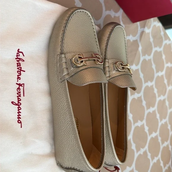 Woman's Salvatore Ferragamo Gold Driving moccasin - Picture 2 of 4